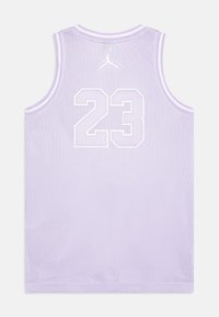 Světle fialový síťovaný basketbalový dres s bílým vyšitým číslem "23" a bílým logem blízko výstřihu.