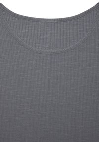 Harmaa ribbikuvioinen hihaton paita, jossa on pyöreä pääntie ja hienovarainen tekstuuri, valmistettu joustavasta kankaasta mukavuutta ja helppoa pukemista varten.