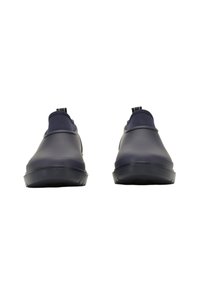 Zapatos de goma azul marino tipo slip-on con acabado liso, puntera redondeada y suela exterior negra texturizada. Cuenta con una lengüeta trasera para facilitar su uso.