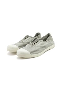 Szürke vászon slip-on cipők, fehér gumitalppal, fém fűzőlyukakkal és texturált felső résszel a légáteresztés és a laza viselet érdekében.