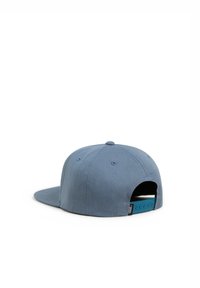 Gorra de algodón azul con visera plana, tejido texturizado, cierre ajustable a presión y una cinta interior de color turquesa que contrasta.