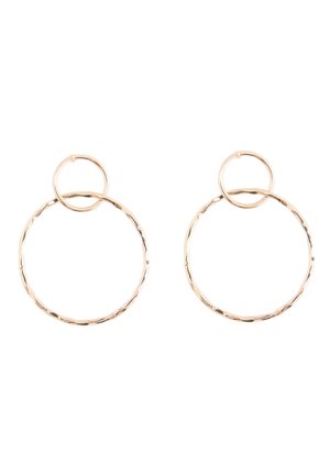 Goldfarbene Ohrringe mit zwei miteinander verbundenen gehämmerten Ringen, einem kleinen und einem großen, auf weißem Hintergrund.