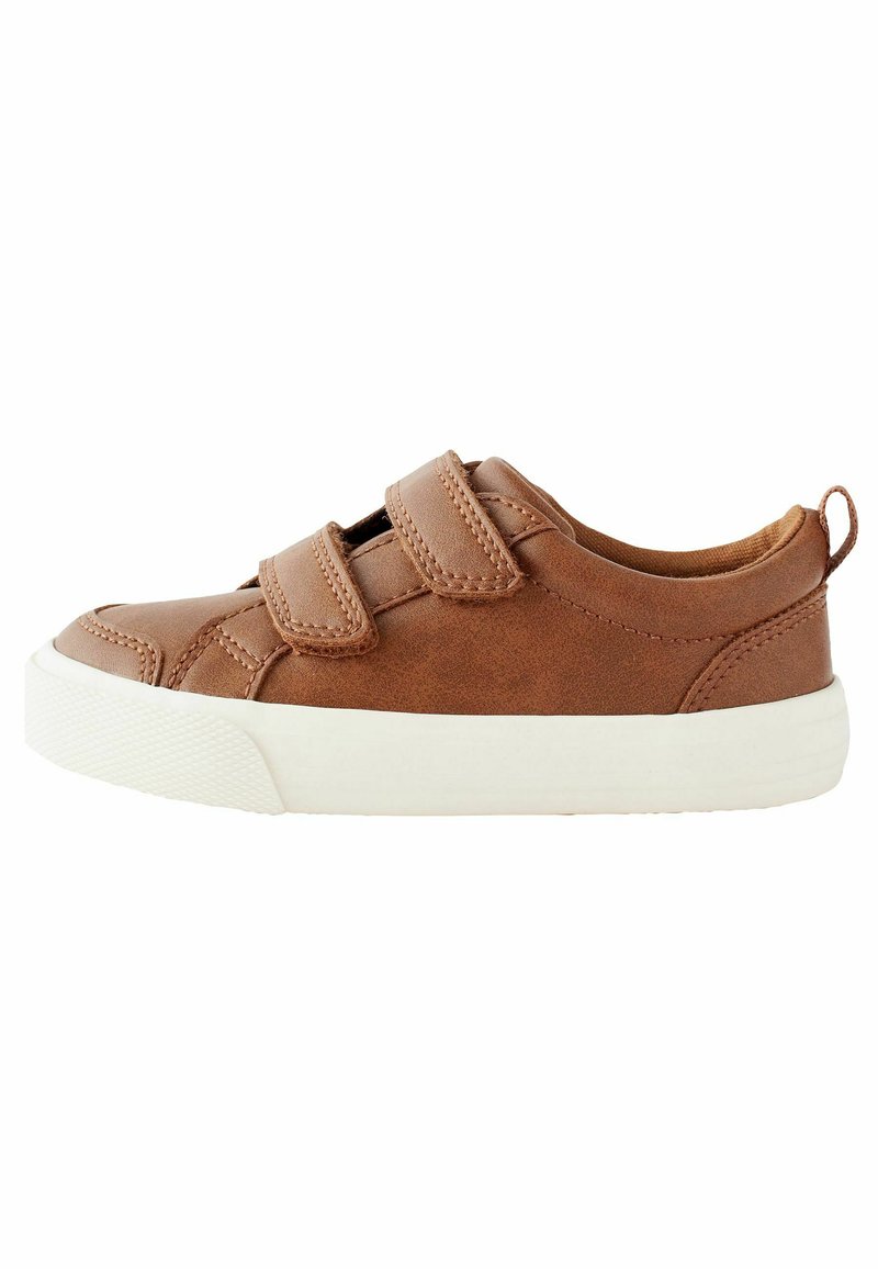Sneaker en cuir marron avec deux bandes Velcro, semelle en caoutchouc blanche et détail de couture subtil. Bout arrondi et design bas.