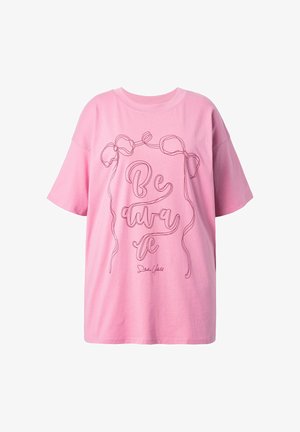 Rosa Baumwoll-T-Shirt mit kurzen Ärmeln, das ein durchgehendes Liniendesign aufweist, das "Be aware" in Verbindung mit Bandmotiven spell.