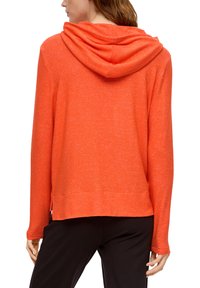 Oranje hoodie met lange mouwen en een gestructureerde afwerking, voorzien van een capuchon, splitzoom en een relaxed fit. Geen zichtbare patronen of hardwaredetails.