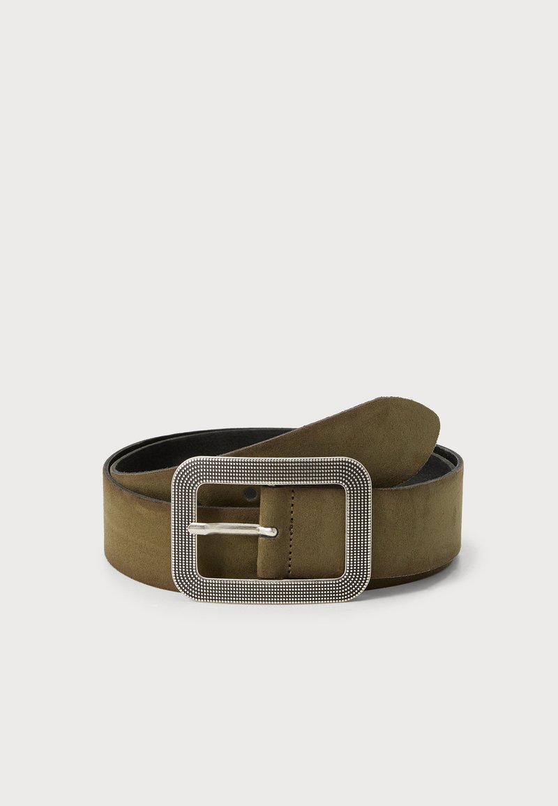 Cintura in suede verde oliva con fibbia rettangolare in tonalità argento, caratterizzata da un bordo testurizzato e un retro in pelle liscia.