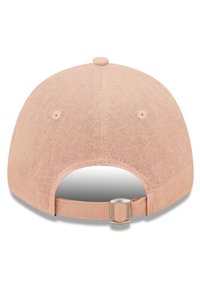 Rosa Baseballcap aus strukturiertem Material, mit einer runden Krone und einem verstellbaren Riemen auf der Rückseite. Akzente sind ein gestickter Knopf oben.