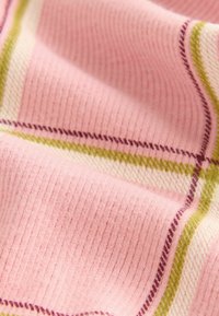 Tessuto rosa con una sottile texture a coste, con un motivo a quadri con linee verdi e viola su uno sfondo più chiaro.