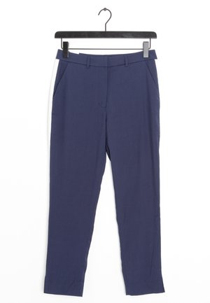 Námořnické modré kalhoty s hladkým povrchem, v rovném střihu, s bočními kapsami a zužující se nohavicemi, zavěšené na černém ramínku.