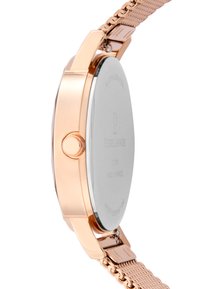 Reloj de acero inoxidable color oro rosa con una caja redonda y lisa, perfil delgado y correa de malla, que presenta una corona texturizada y un fondo pulido.