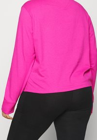 Tommy Jeans Curve Langarmshirt - pink