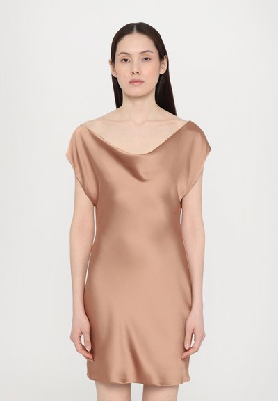 Satin haljina na slip u svijetlo smeđoj boji s drapiranim vratom, kap sleeves i glatkom teksturom, koja pada iznad sredine bedra.