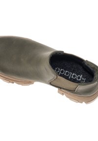 Chaussure en cuir vert olive à enfiler avec une surface lisse, semelle en caoutchouc beige et semelle intérieure texturée avec un logo.