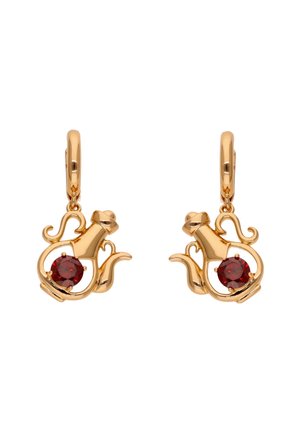 Boucles d'oreilles en ton or en forme de théières, ornées d'une pierre précieuse rouge au centre et de motifs tourbillonnants complexes.