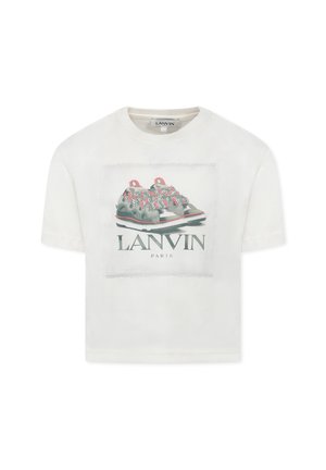 Witte cropped t-shirt met een centraal grafisch ontwerp van sneakers, met textuurelementen en de merknaam "LANVIN" eronder gedrukt.