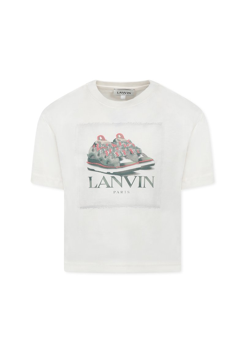 Witte cropped t-shirt met een centraal grafisch ontwerp van sneakers, met textuurelementen en de merknaam "LANVIN" eronder gedrukt.