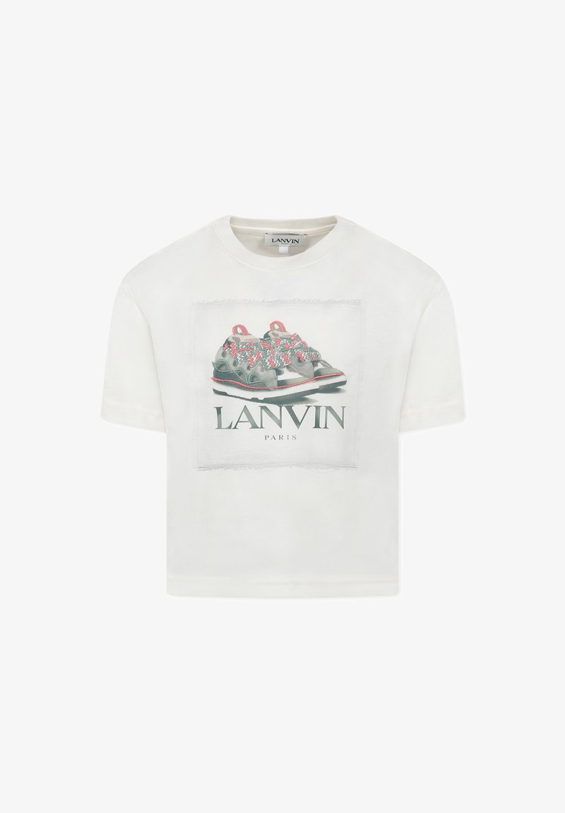 T-shirt court blanc avec un graphique central de baskets, des accents texturés et le nom de la marque "LANVIN" imprimé en dessous.