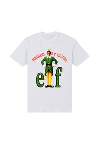 Biała koszulka z grafiką postaci w zielonym stroju, z żółtymi nogami i czerwonym napisem "Wychowany przez Elfy" oraz "elf."