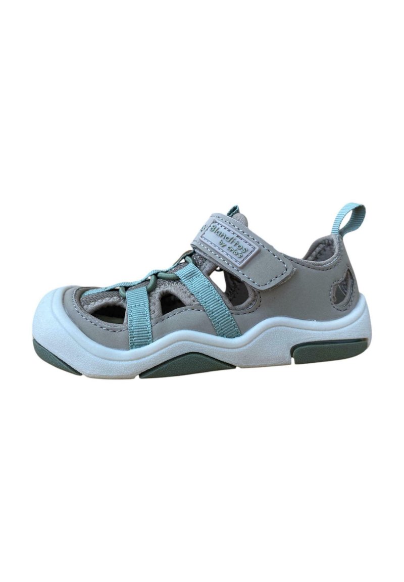 Sandal de niño en gris y azul verdoso con una correa de Velcro, parte superior de malla, suela de goma y diseño con cortes para ventilación.