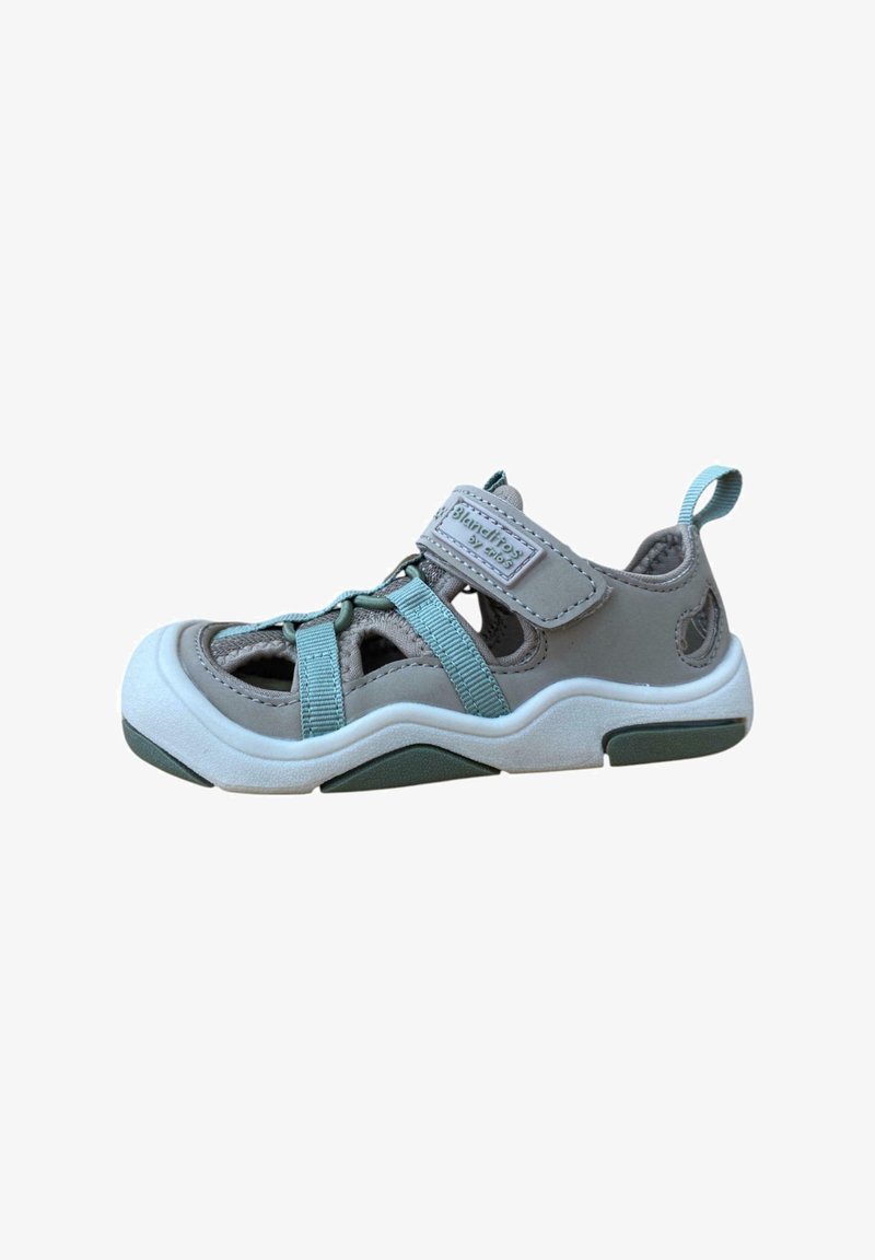 Sandal de niño en gris y azul verdoso con una correa de Velcro, parte superior de malla, suela de goma y diseño con cortes para ventilación.