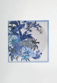 Foulard quadrato in seta con motivi floreali e fogliari blu, accentuato da un motivo maculato, rifinito con un bordo azzurro chiaro.