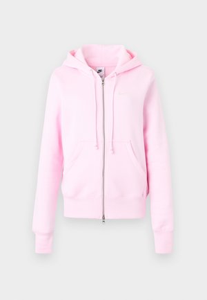 Ανοιχτό ροζ φούτερ Nike με φερμουάρ, κουκούλα με κορδόνια, τσέπες μπροστά και διακριτικό λογότυπο στο στήθος, εμφανίζεται σε απλό φόντο.