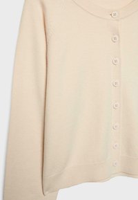 Hellbeige Strickjacke mit Rundhalsausschnitt, gerippten Bündchen und sieben Knöpfen vorne. Weicher, gestrickter Stoff mit taillierter Passform.