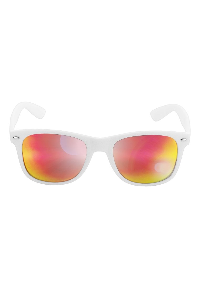 Ochelari de soare cu rame albe din plastic și lentile reflectorizante în gradient portocaliu-roz-galben, prezentați din față pe un fundal alb simplu.