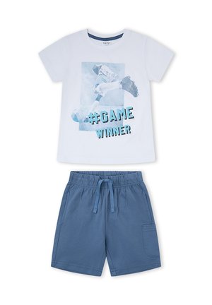 Camisa blanca de manga corta con un jugador de fútbol y texto "#GAME WINNER", combinada con pantalones cortos azules de cintura elástica con cordón y bolsillo.