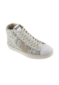 Sneaker alta con un esterno glitter argento, punta in suede bianco e dettagli in pelle beige. Caratterizzata da lacci beige e colletto imbottito.