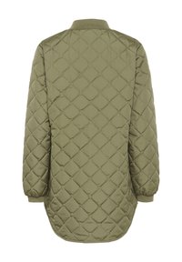 Quiltad, olivgrön jacka med diamantmönster, ribbad krage och långa ärmar med elastiska mudd; rundad nederkant bak.