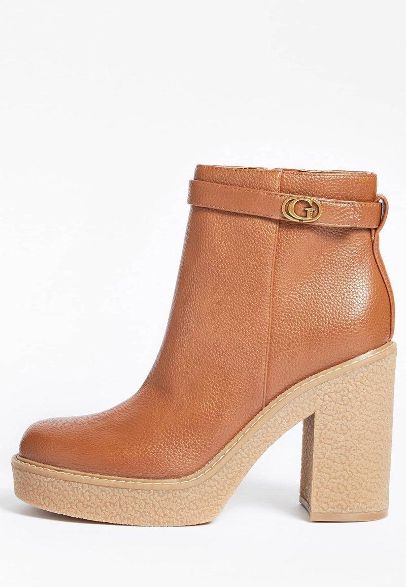 Hnědé kožené kotníkové boty s texturou, vysokým silným podpatkem a krémovým akcentem. Vybaveny bočním páskem se zlatou sponou s logem.