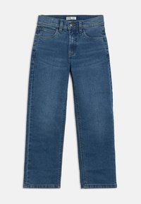 Μπλε τζιν κανονικής γραμμής με μπροστινές τσέπες, θηλιές για ζώνη, κούμπωμα με κουμπί και διακριτική ξεθώριαση στην περιοχή των μηρών.