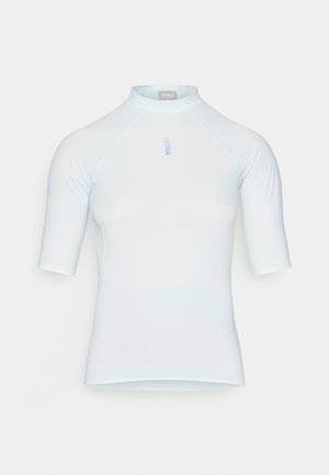 Hellblaues, kurzärmliges sportliches Shirt mit hohem Kragen, das über einen strukturierten Stoff und ein reflektierendes Logo-Detail auf der Vorderseite verfügt.