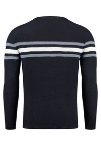 Marineblauer Strickpullover mit langen Ärmeln, der horizontale Streifen in Grau und Weiß über den oberen Rücken hat. Strukturiertes Material.