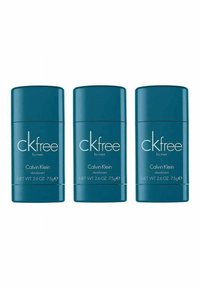 Tre CK Free for Men-deodorantstift. Varje stift är i en teal-färg, cylindrisk, med silvertext som visar varumärke och viktinformation.
