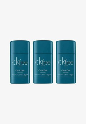 Tre CK Free for Men deodorantstænger. Hver stang er i teal, cylindrisk, med sølvtekst, der viser mærkets og vægtinformation.