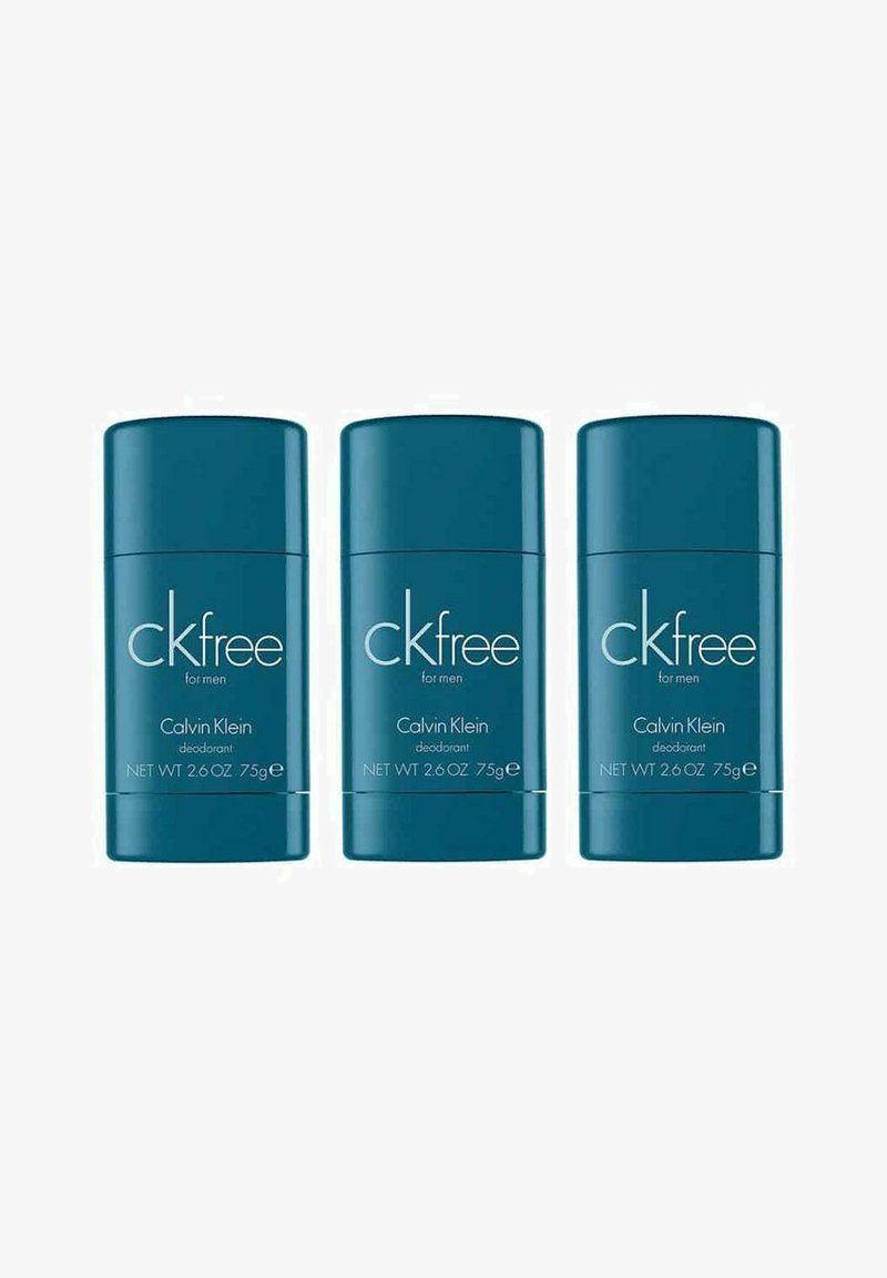Tre CK Free for Men deodorantstænger. Hver stang er i teal, cylindrisk, med sølvtekst, der viser mærkets og vægtinformation.