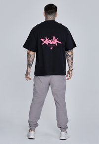 Pantaloni da donna SIKSILK grigio in promozione su Pantaloni da donna SIKSILK grigio in promozione su
