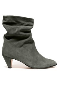 Grüner Wildleder-Ankle-Boot mit lässigem Design, spitzer Zehenform und niedrigem Kegelhacken. Glatte Textur ohne sichtbare Verzierungen.