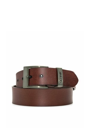 Brązowy skórzany pasek z matową metalową klamrą, o delikatnej fakturze i wieloma otworami do regulacji. Nazwa marki wytłoczona na klamrze.