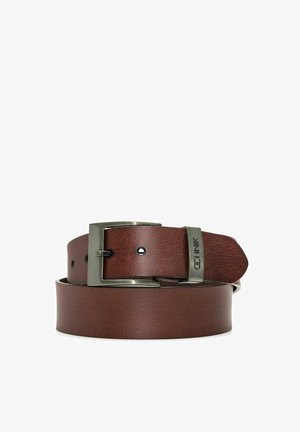 Brązowy skórzany pasek z matową metalową klamrą, o delikatnej fakturze i wieloma otworami do regulacji. Nazwa marki wytłoczona na klamrze.