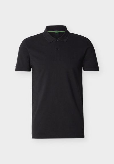 Polo noir à manches courtes avec col et patte à deux boutons, présentant un logo BOSS discret sur la poitrine et une finition intérieure verte au niveau du cou.