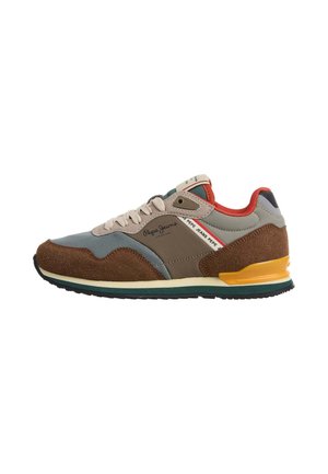 Lässiger Sneaker aus braunem Veloursleder, grauem Mesh, beigen Akzenten, orangefarbenem Innenfutter und gelbem Fersendetail, gebrandet mit "Pepe Jeans London."