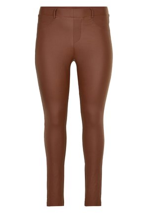 Braune Kunstleder-Leggings mit einem figurbetonten Design, ausgestattet mit einem mittelhohen Bund und einem Fünf-Taschen-Stil. Glatte Textur mit nahtloser Verarbeitung.