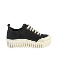 Czarne sneakersy z teksturowaną cholewką, białą gumową podeszwą i wypukłymi żebrami. Posiadają okrągły czubek, sznurowany design oraz małą pętelkę na pięcie.