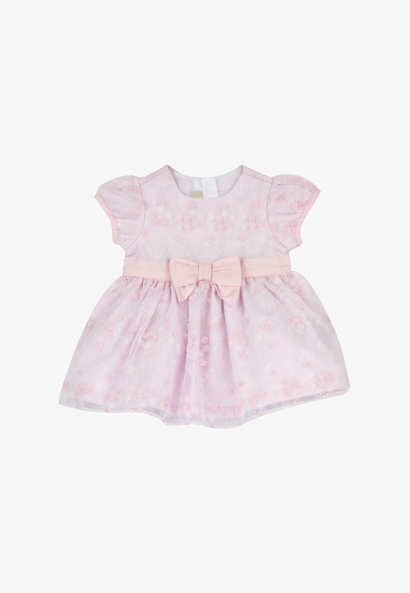Robe de bébé rose clair avec des manches courtes bouffantes, des broderies florales, une taille marquée et un grand nœud à l'avant.
