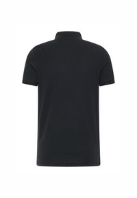 Polo negro de manga corta con un diseño limpio, cuello doblado y costuras en contraste en las mangas y el dobladillo, hecho de una tela suave.