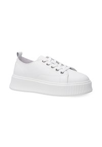 Weiße Schnürsneaker mit Obermaterial aus glattem Leder, runder Zehenpartie und dicker, strukturierter weißer Plateausohle. Mit Metallösen und einer Lasche hinten.