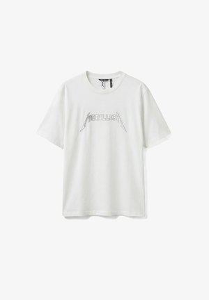 Witte T-shirt met korte mouwen en een "Metallica"-logo in gestileerde grijze tekst, gecentreerd op de borst.